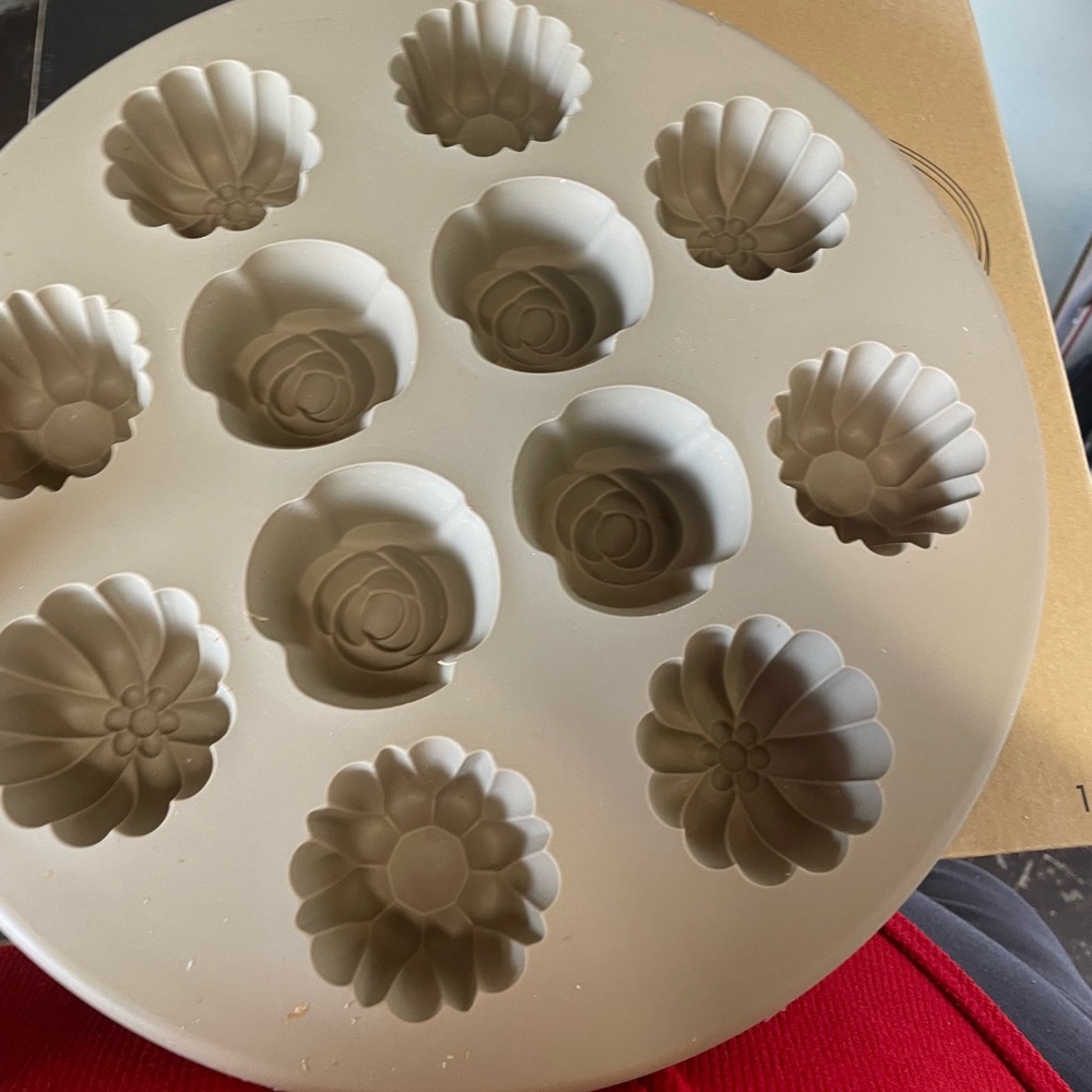 Pampered Chef Bakeware floral cups Cupcake baker